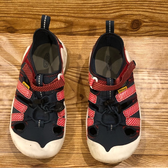 Size 1 kids Keen waterproof shoes. Red blue - Picture 10 of 11